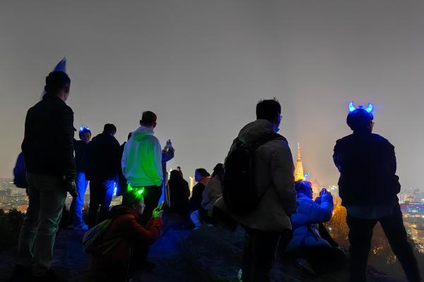 【交个朋友活动】3.9（周四）荧光夜爬宝石山，出来交个朋友吧！