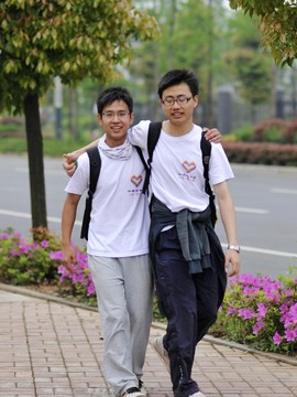 13日下午，最先一批快到达湘潭的毅行者，互相搀扶着走在大部队前方。实习生-熊曜霖-摄