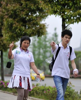 离湘潭中转站只有两公里时，他们依旧精神焕发。实习生-熊曜霖-摄