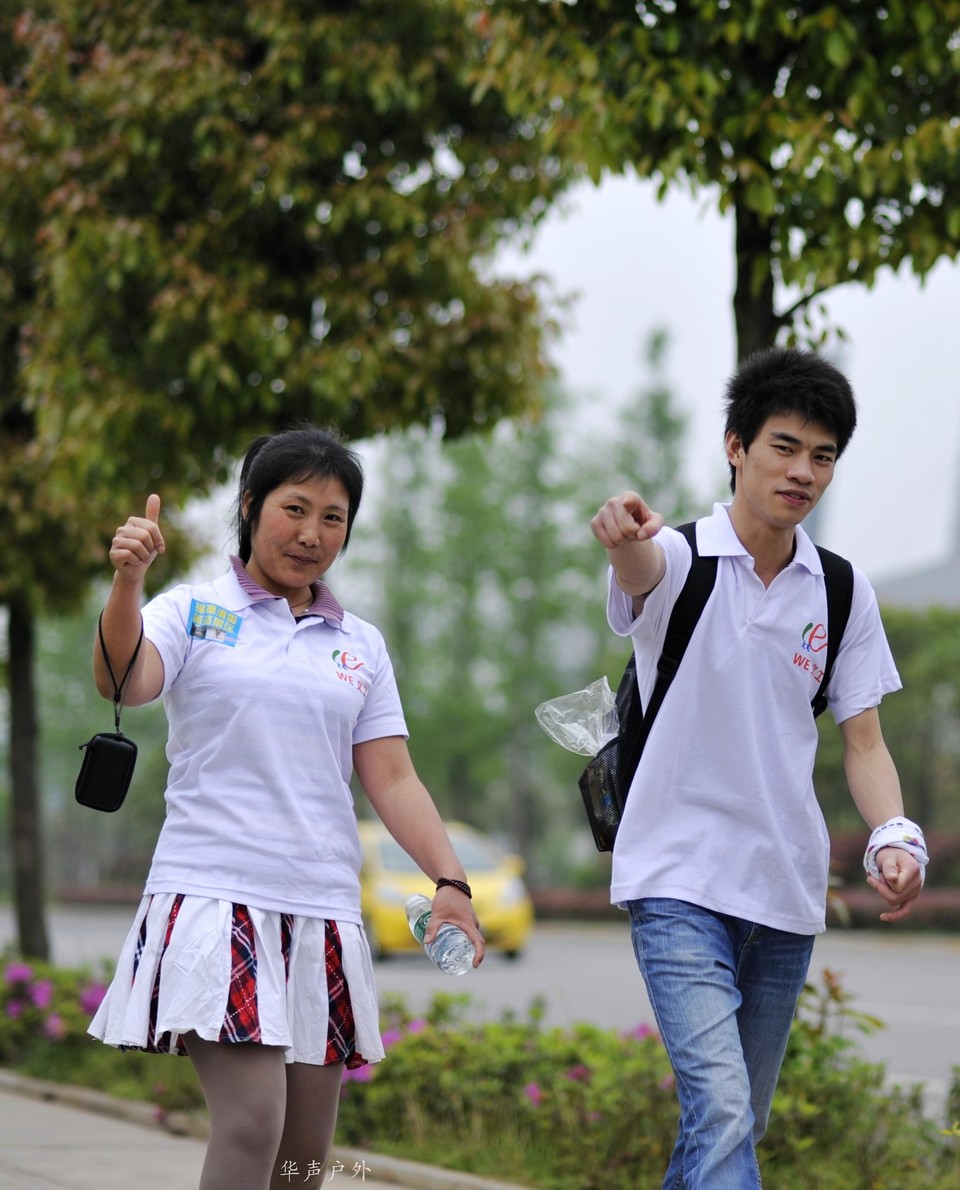 离湘潭中转站只有两公里时，他们依旧精神焕发。实习生-熊曜霖-摄