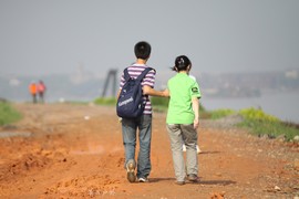 情侣间相互搀扶。