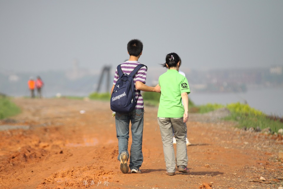 情侣间相互搀扶。