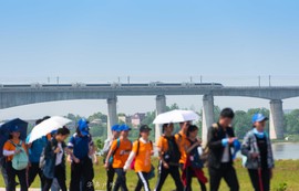 正午的太阳，让血液沸腾，我将油门一踩到底，加速前行。 (2)_看图王