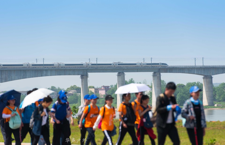 正午的太阳，让血液沸腾，我将油门一踩到底，加速前行。 (2)_看图王