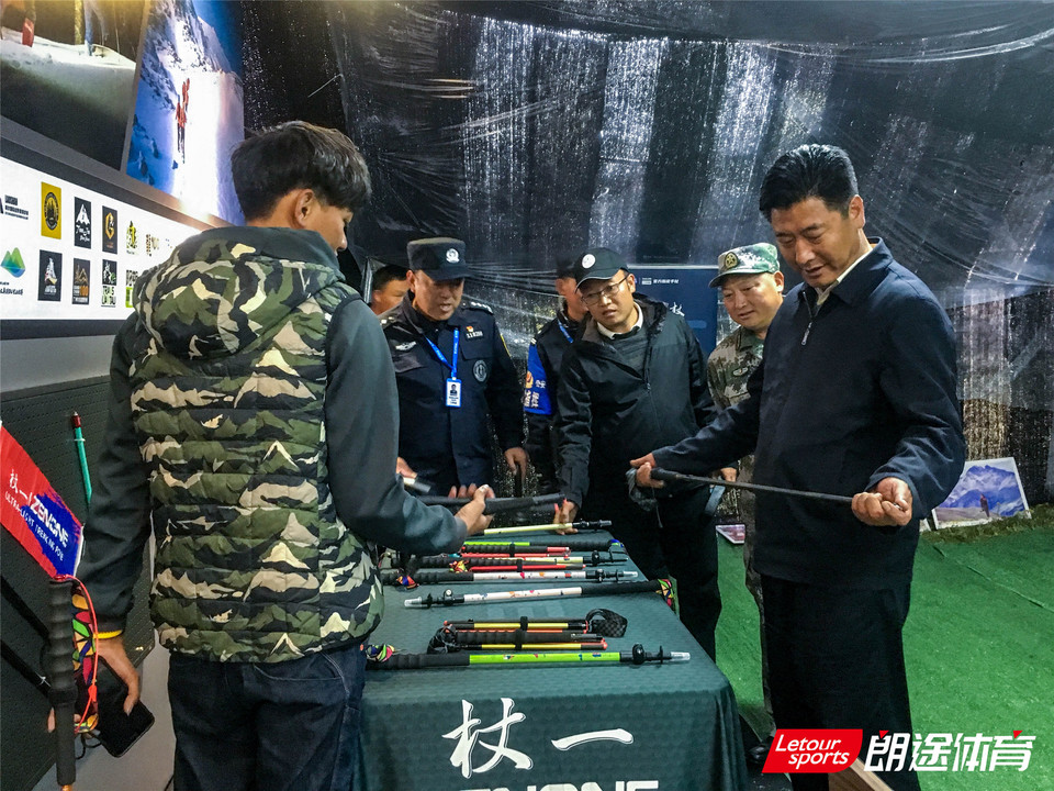 2020甘孜山地户外运动装备展_07