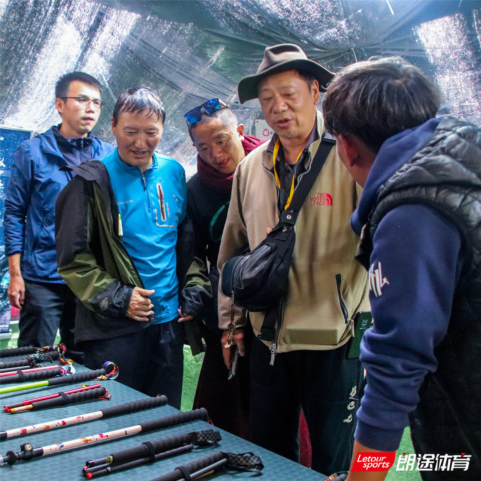 2020甘孜山地户外运动装备展_08