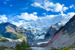 稻城亚丁+理塘+梅里雪山+盐井古盐田+然乌湖+米堆冰川+巴松措11日深度慢游  15人即升级保姆车 · 赠驻地旅拍