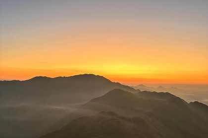 【夜登大南山】每周五、六晚出发：悠然见南山，徒步穿越广东迷人高山草甸，行走于云端天际间，勇敢者的打卡胜地。