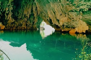 五一【河池4天】河池三门海，天峨红水河蓝刀鱼风暴，九顿溢流天窗，一条会开花的河，梧州骑楼城，柳州夜景美食！
