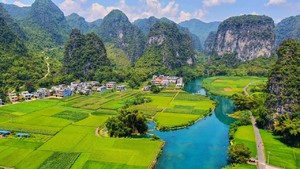 国庆【河池天峨4天】河池三门海，天峨红水河蓝刀鱼风暴，九顿溢流天窗，一条会开花的河，梧州骑楼城，柳州夜景美食！
