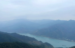 特价49元【肇庆龙门顶】邂逅西江小三峡“羚羊峡”，打卡著名杜鹃花观赏地，俯瞰端州古韵，邂逅西江两岸旖旎风光