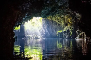 【探秘广西动车4天】每周四出发！游河池三门海+九顿天窗+一条会开花的河玩水+徒步剑龙山+游德天跨国瀑布+逛南宁三街两巷