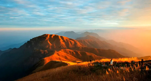 特价299元！每周五晚出发【金色武功山】赏超级云海：向云端高山草甸，草木界小阿勒泰2日3晚