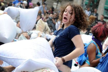 【一日“枕”救不开心 放松狂欢】枕头大战休闲团建