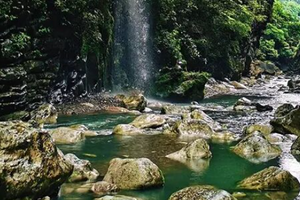 五一4日｜徒步湘西｜湘西小众徒步秘境の槟榔谷-借母溪-坐龙峡