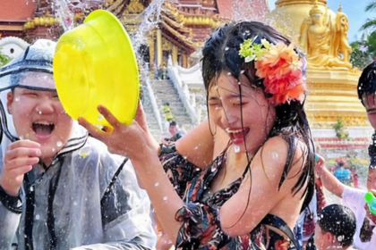 版纳【泼水狂欢】 野象谷|雨林徒步| 傣族非遗手工|傣族园泼水狂欢|总佛寺|湄公河星光夜市|5天4晚热带雨林精品Mini