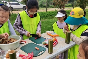 【勇者少年V2系列●荒野厨神】跟着教练学捕鱼烤鱼+挖野菜烙野菜饼，烤叫花鸡腿+烤肉+自制奶茶，玩草地飞盘，