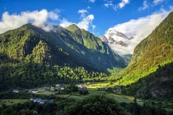 【五一假期】4.30-5.06 梅里雪山，徒步雨崩，看日照金山，丽江发呆。