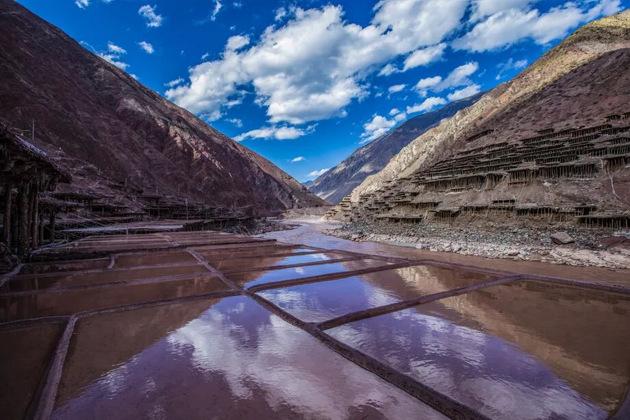 西藏芒康千年古盐田景观