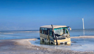 1天｜官厅踏冰｜河北版布鲁威斯号の搁浅的大巴和冰原、远山、风车-休闲8公里徒步
