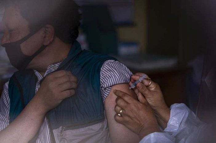 一名男子于 2021 年 6 月 8 日星期二在尼泊尔加德满都接种了冠状病毒。照片：美联社