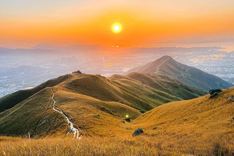11月24日(周日)香港鸡公岭徒步、漫步空中大草甸、走进宫崎骏的风景中、野餐分享 一日游