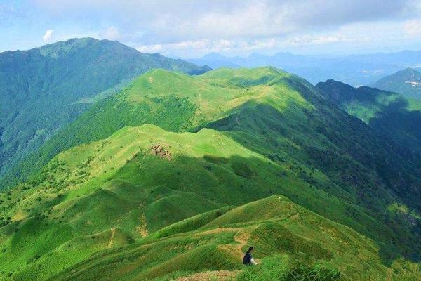 【周末·爬山】惠州大南山穿越踏青、满山遍野大草原摄影、云中漫步斧头石 一天活动