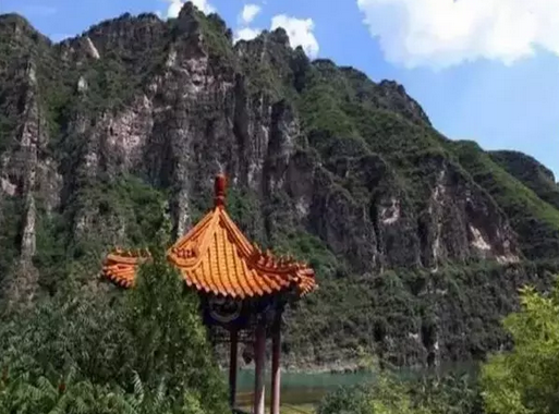 【费用明细】会员99元/人,非会员109元/人 识别二维码成为会员 【费用包含】 1、车费:含全程车费、油费、过路过桥费等; 2、仙西山水洞寨门票(原价100) 3、竹筏(一小时)(原价30) 4、玻璃栈道 5、保险:赠送1天户外旅行险; 【费用不含】 1、自带午饭和水 【退款说明】 活动开始24小时前可以正常退款