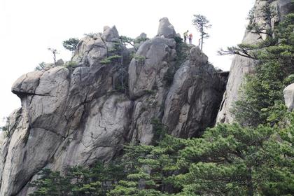 19年9月21晚－22日 安徽绩溪：猴子尖－鹰嘴尖－饭甑尖【三尖穿越】5.2KM技术型登山。周六晚19：00出发