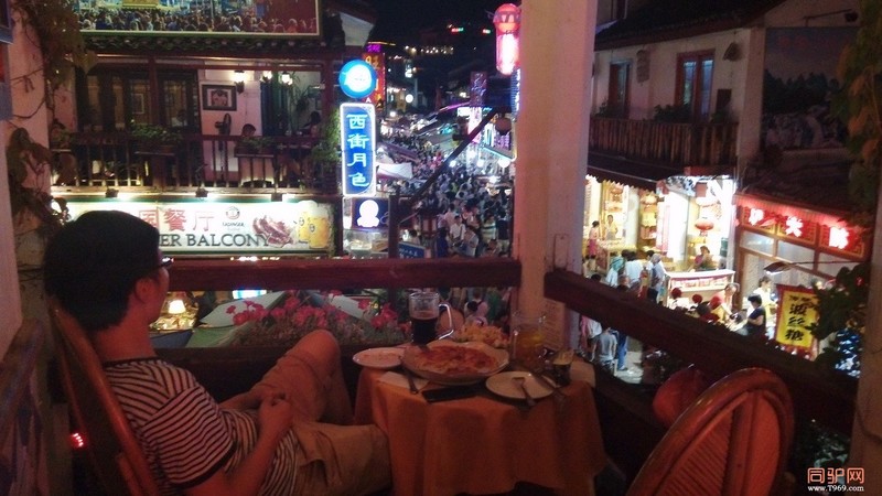 午夜西街，依然人头攒动。