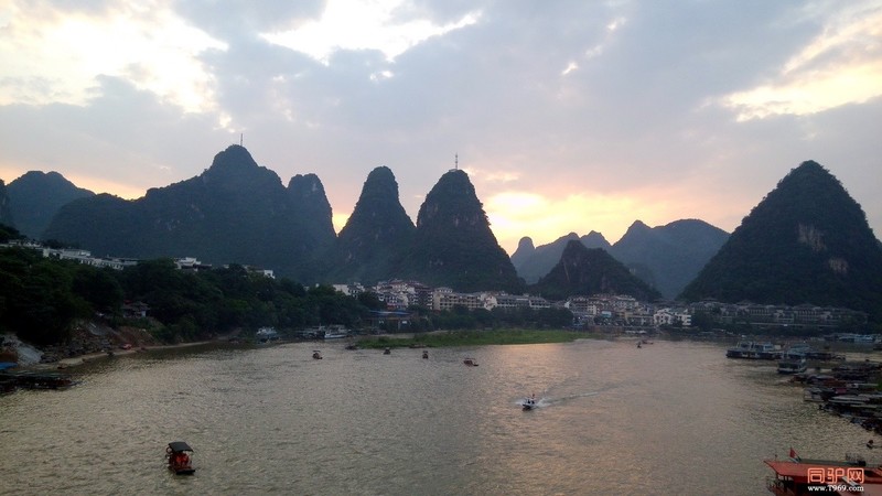 落日下的漓江