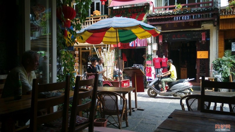 独自贪杯的老外