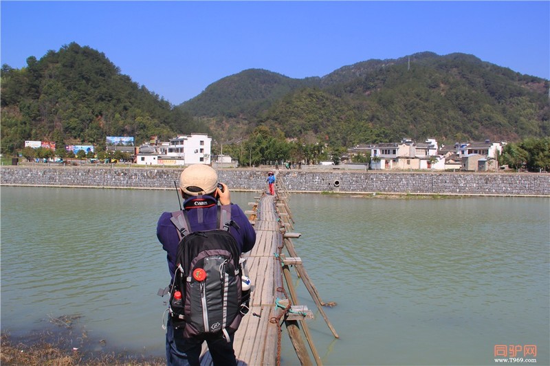 大清早起来眼睛都扒不开，爬到车上想睡觉，睡醒来就看到那些将开未开的油菜花，那些灰的的瓦白的墙。