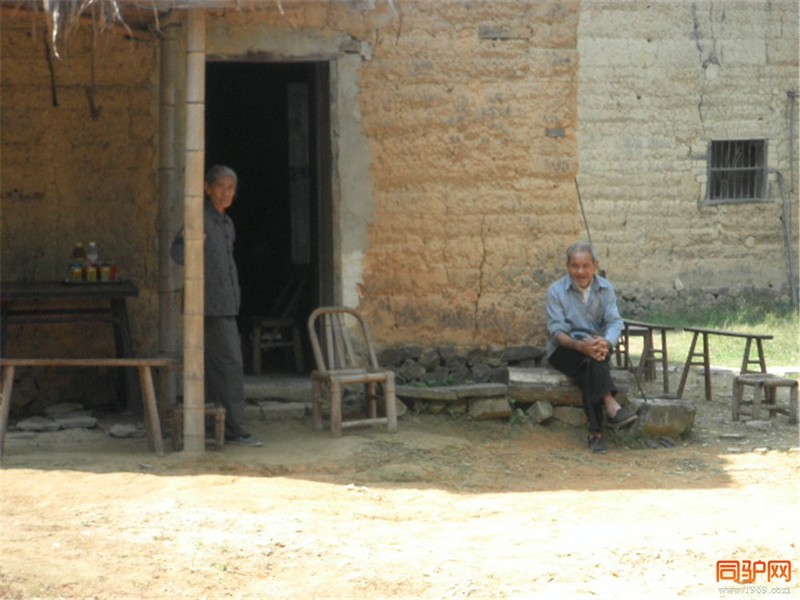 一对长寿的老人.jpg