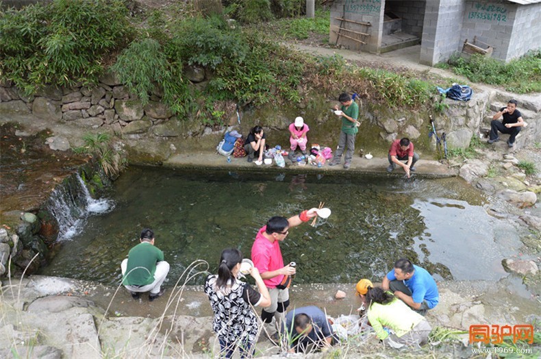 强驴啊，都带了锅碗瓢盆，来溪边烧饭