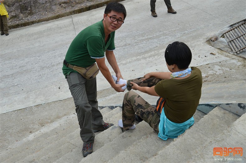俺们莫总拐了教，小川温柔的在帮他柔脚
