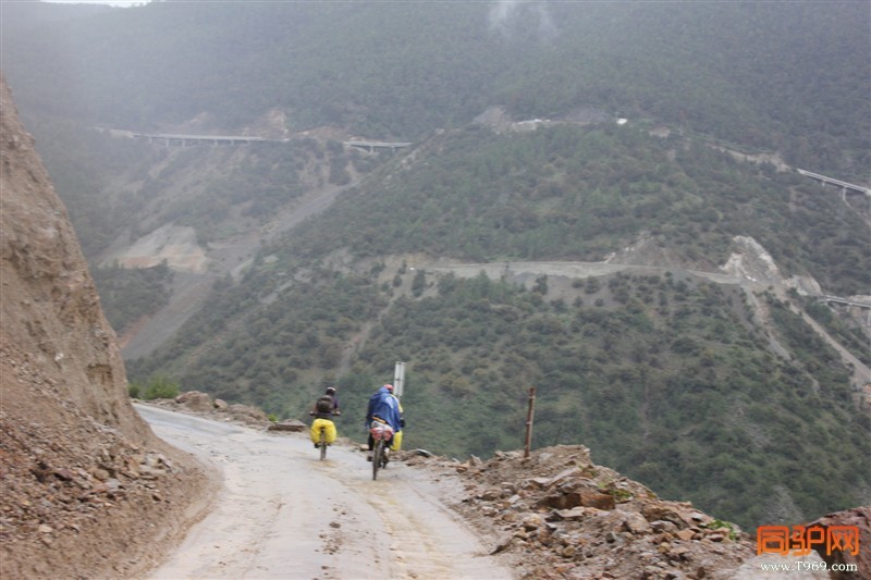 一路上不停的看见骑行者。每次路过他们都会大喊着：“加油！”其实是内心里羡慕他们！！！