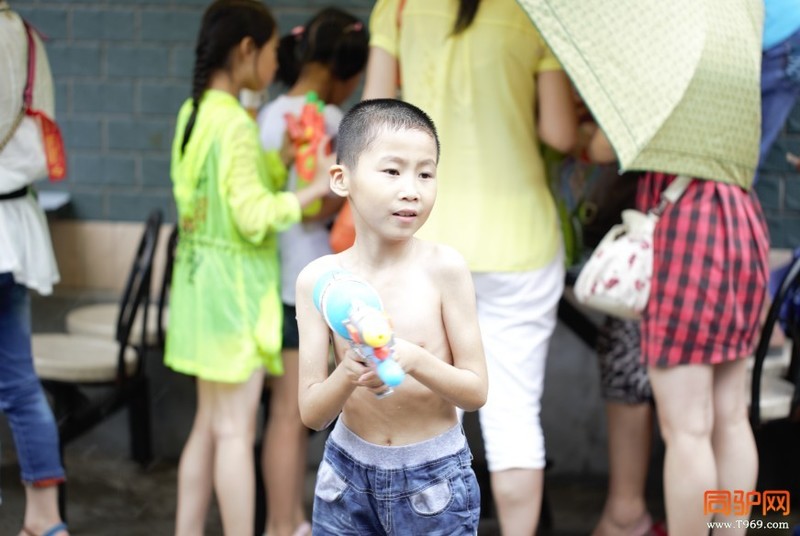 我就不信 脱光了还干不过他们