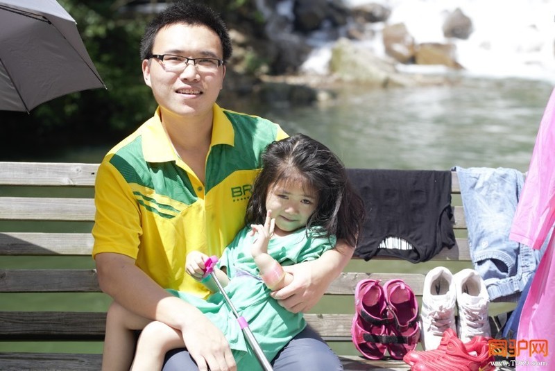 可爱的 小萝莉——借个女儿给我拍张照 哈哈