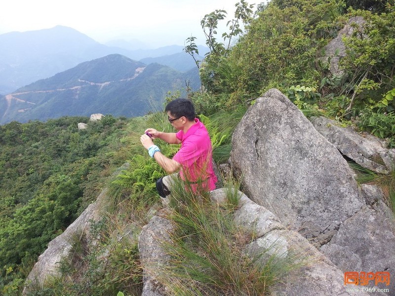 崖边取景，秋风对于美景很执着。