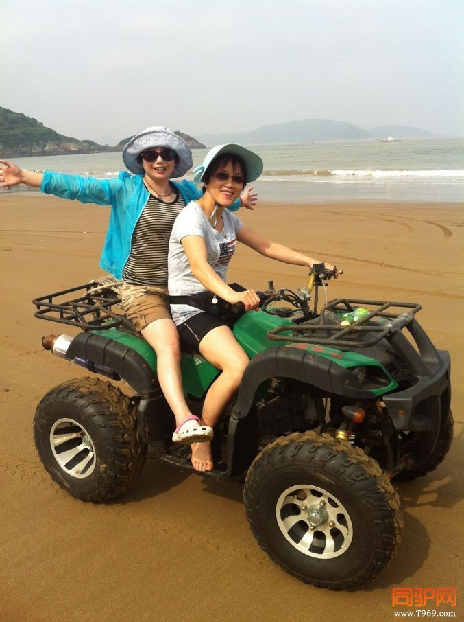 骑着沙滩摩托车02.jpg