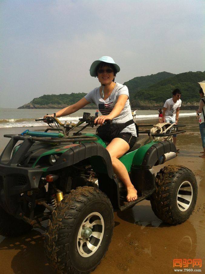 骑着沙滩摩托车01.jpg