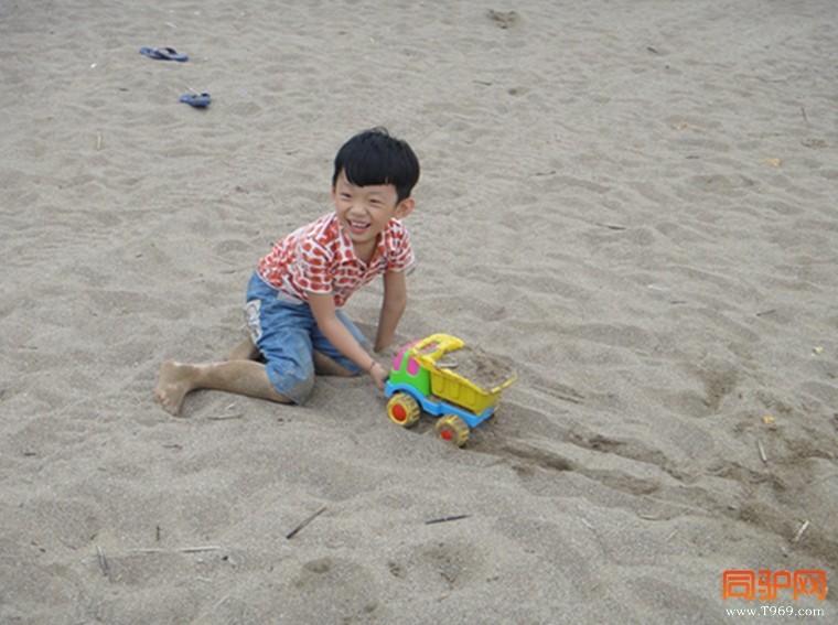 玩沙的小孩01.JPG