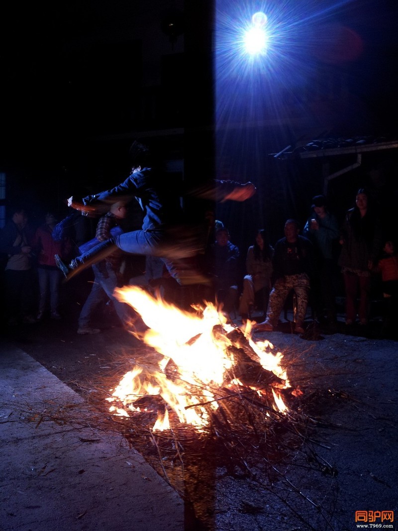 楼上闪光灯造就了奇特的效果