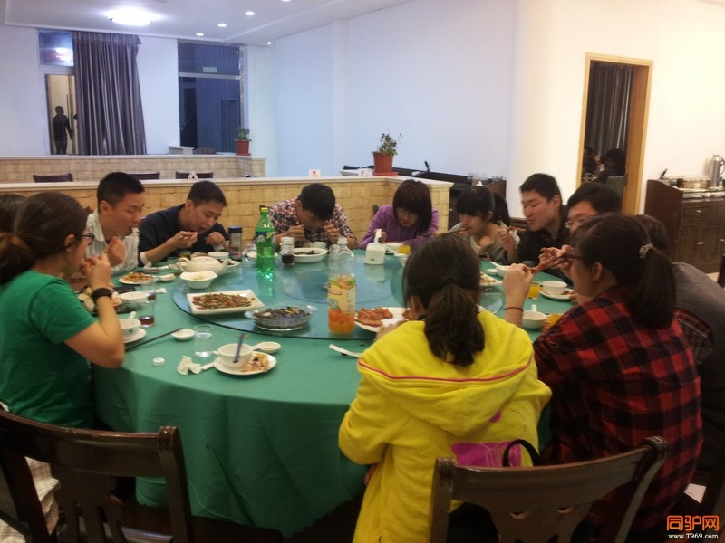 爬了一天山，个个狼吞虎咽！