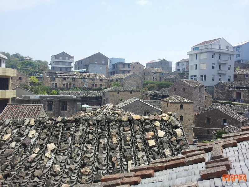 屋顶压满了石块，应该是防台风的吧