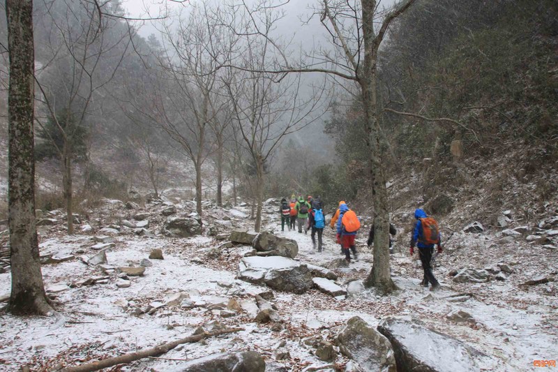 漫天飞雪中徒步