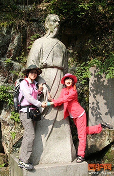 与石像合影.jpg