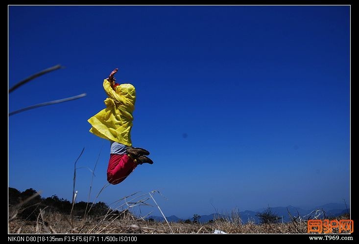 哇哦！！天上飘下了个美女！！