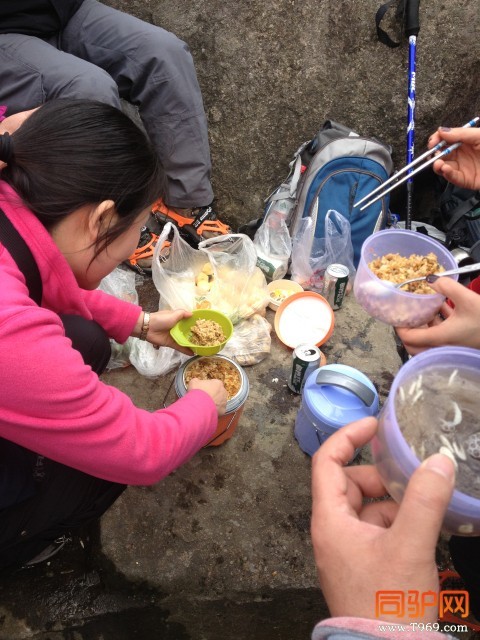 FB之四：潜水他们带来的甘蔗，还有他手中的虾皮紫菜汤.jpg